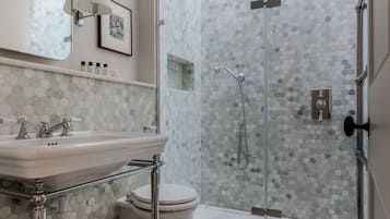 Apartment (2 Bedrooms) | Bathroom | Hair dryer, towels, shampoo, toilet paper