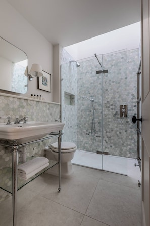 Appartement (2 Bedrooms) | Badkamer | Een haardroger, handdoeken, shampoo, toiletpapier