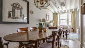 Apartment (2 Bedrooms) | Dining room