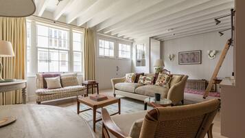 Appartamento (2 Bedrooms) | Area soggiorno | TV