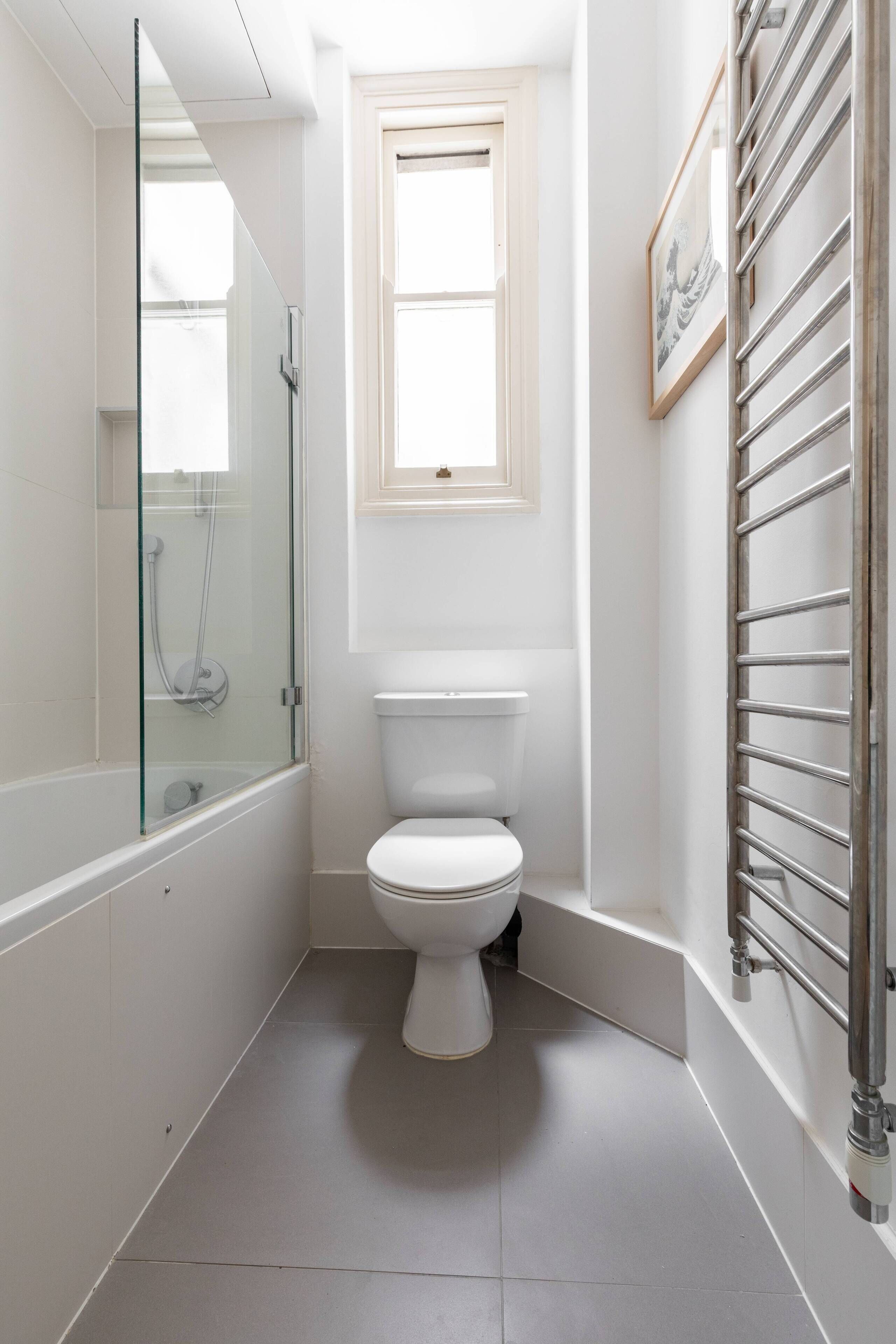 Apartment (2 Bedrooms) | Bathroom | Hair dryer, towels, shampoo, toilet paper