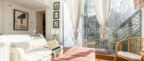 Apartment (4 Bedrooms) | Living area | TV