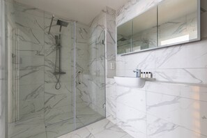 公寓 (3 Bedrooms) | 浴室 | 淋浴設備、吹風機、毛巾、洗髮精