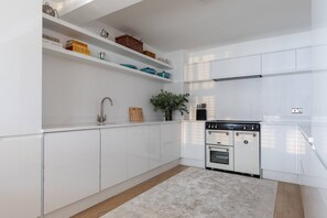 Apartment (3 Bedrooms) | Private kitchen | Oven, dishwasher, electric kettle - Canning Place Mews by Onefinestay (London)
