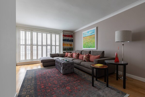 Apartment (3 Bedrooms) | Living area