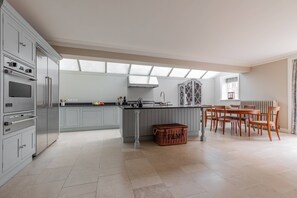 Apartment (6 Bedrooms) | Private kitchen | Oven, dishwasher, electric kettle