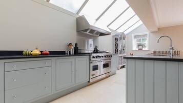 Apartment (6 Bedrooms) | Private kitchen | Oven, dishwasher, electric kettle