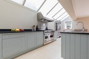 Apartment (6 Bedrooms) | Private kitchen | Oven, dishwasher, electric kettle
