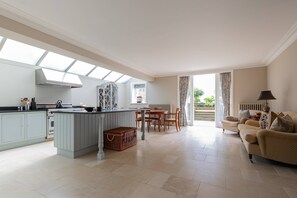 Apartment (6 Bedrooms) | Private kitchen | Oven, dishwasher, electric kettle