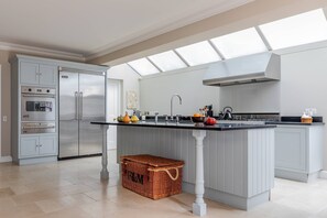 Apartment (6 Bedrooms) | Private kitchen | Oven, dishwasher, electric kettle