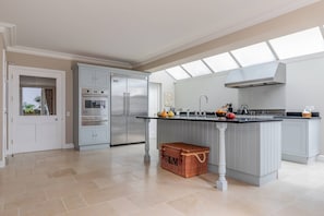 Apartment (6 Bedrooms) | Private kitchen | Oven, dishwasher, electric kettle