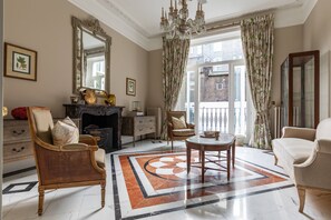 Apartment (6 Bedrooms) | Living area | TV