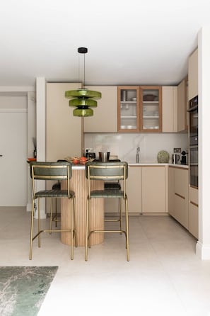 Apartamento (2 Bedrooms) | Cocina privada | Microondas, horno, lavavajillas y hervidor eléctrico