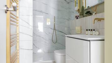 Apartment (2 Bedrooms) | Bathroom | Hair dryer, towels, shampoo, toilet paper