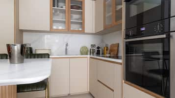 Apartment (2 Bedrooms) | Private kitchen | Microwave, oven, dishwasher, electric kettle