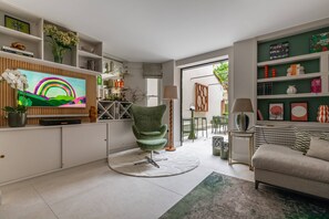 Departamento (2 Bedrooms) | Área de sala de estar | Televisión