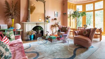 Apartment (3 Bedrooms) | Living area | TV