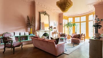 Apartment (3 Bedrooms) | Living area | TV