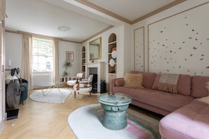 Apartment (4 Bedrooms) | Living area