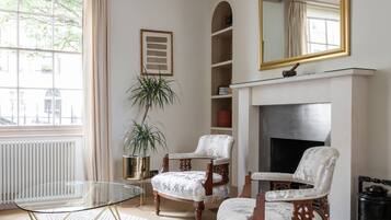 Apartment (4 Bedrooms) | Living area | TV