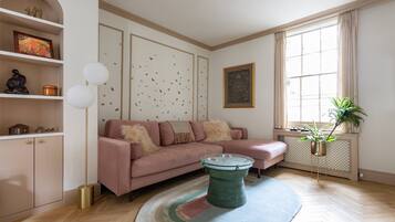 Apartment (4 Bedrooms) | Living area | TV