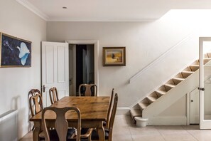Apartment (2 Bedrooms) | Dining room