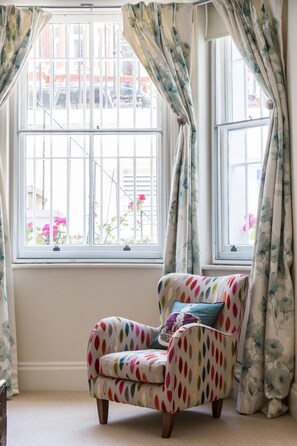 2 habitaciones, tabla de planchar con plancha, cunas y ropa de cama