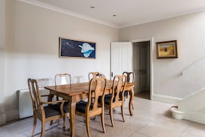 Apartment (2 Bedrooms) | Esszimmer