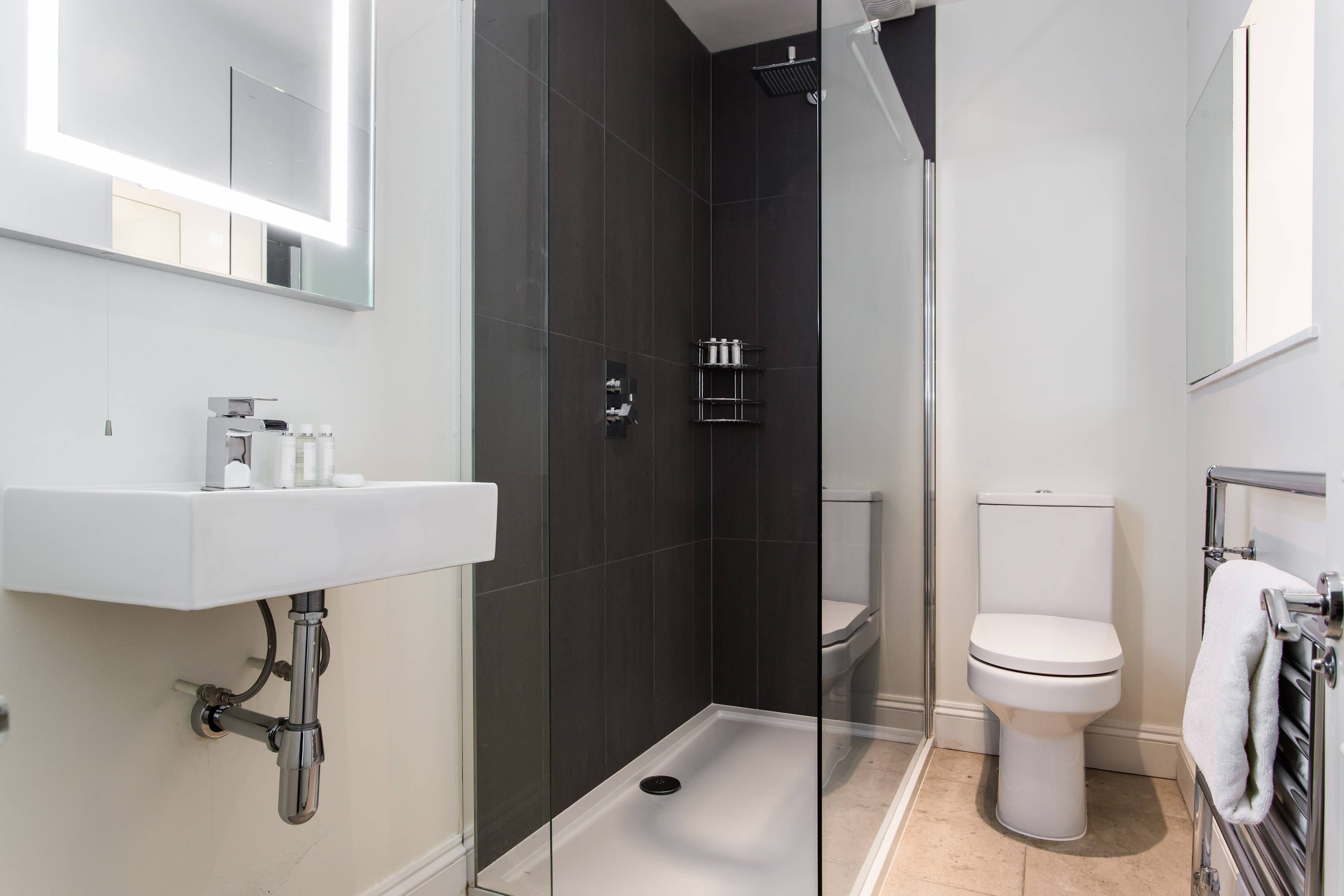 Apartment (2 Bedrooms) | Bathroom | Hair dryer, towels, shampoo, toilet paper
