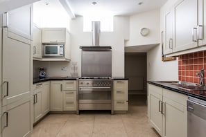 Apartment (2 Bedrooms) | Private kitchen | Microwave, oven, dishwasher, electric kettle