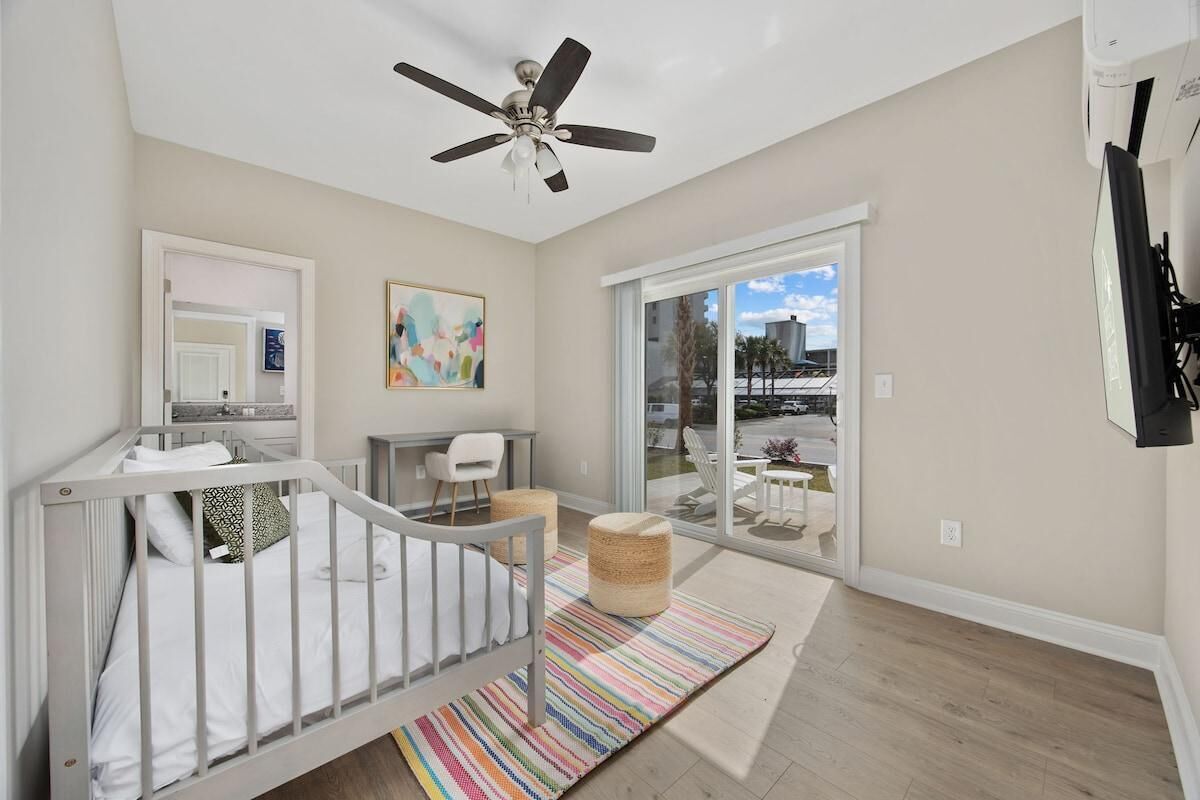 5 slaapkamers, een bureau, een strijkplank/strijkijzer, reisbedje