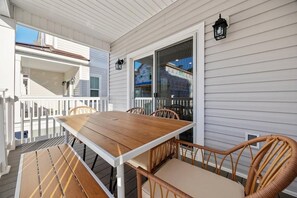 Outdoor dining - Topsail Jewel • Steps to Ocean •Private Garage (Myrtle Beach)