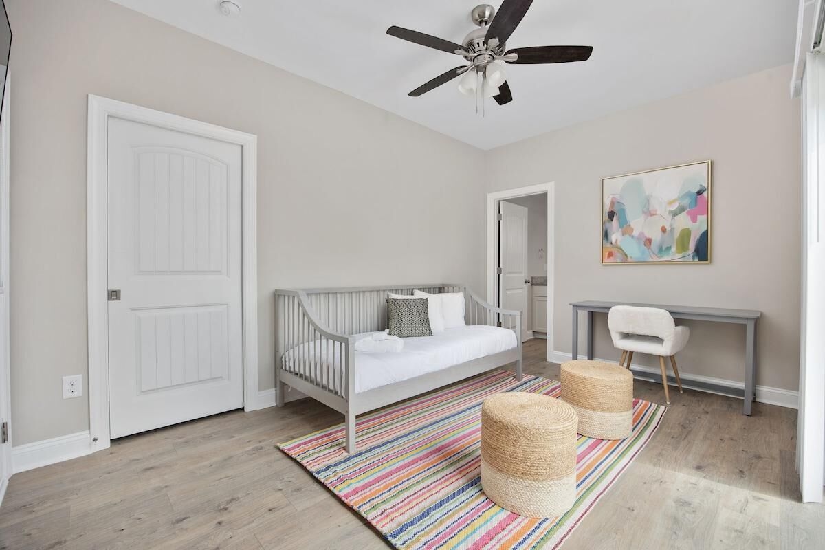 5 slaapkamers, een bureau, een strijkplank/strijkijzer, reisbedje