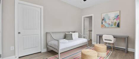 5 slaapkamers, een bureau, een strijkplank/strijkijzer, reisbedje