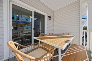 Outdoor dining - Topsail Jewel • Steps to Ocean •Private Garage (Myrtle Beach)