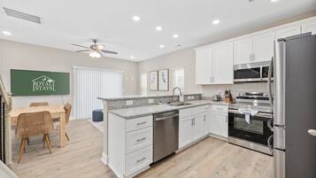 Køleskab, mikrobølgeovn, ovn, kogeplade