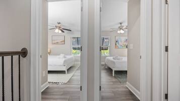 5 makuuhuonetta, työpöytä, silitysrauta/-lauta, vauvan matkasänky