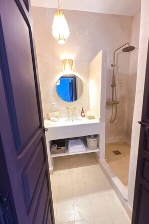 Articles de toilette (gratuits), séchoir à cheveux, serviettes fournies