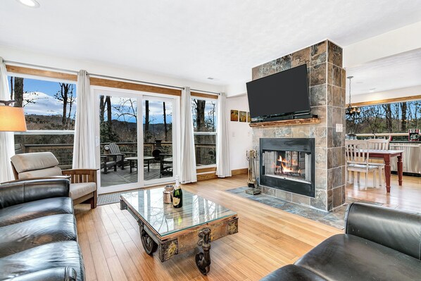 Signature huis, 3 slaapkamers, terras, uitzicht op bergen | Woonkamer | Een 49-inch smart-tv met kabelzenders en een open haard