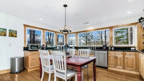 Hus – signature, 3 soverom, terrasse, fjellutsikt | Spiseområde på rommet