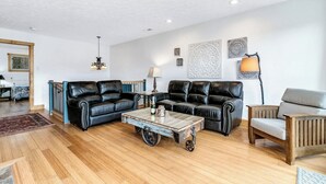Hus – signature, 3 soverom, terrasse, fjellutsikt | Oppholdsrom | En 49-tommers smart-TV med kabel-kanaler samt peis