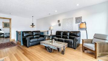 Signature House, 3 Bedrooms, Patio, Mountain View | Living room | 49-inch Smart TV with cable channels, fireplace