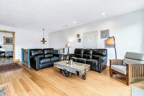 Hus – signature, 3 soverom, terrasse, fjellutsikt | Oppholdsrom | En 49-tommers smart-TV med kabel-kanaler samt peis