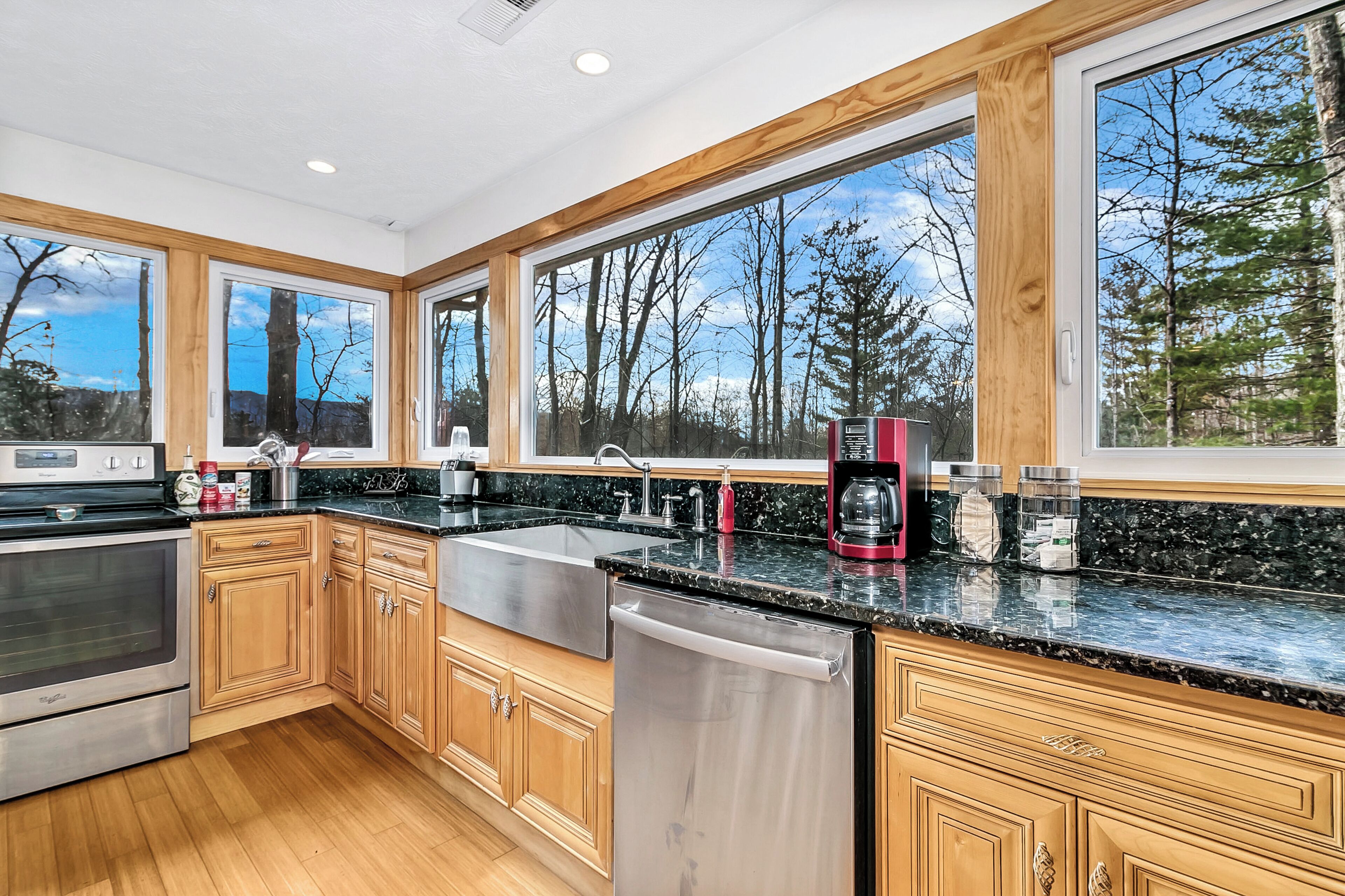 Signature House, 3 Bedrooms, Patio, Mountain View | Private kitchen | Fridge, microwave, oven, stovetop