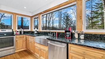 Signature House, 3 Bedrooms, Patio, Mountain View | Private kitchen | Fridge, microwave, oven, stovetop