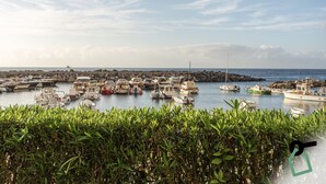 A marina with numerous boats docked, surrounded by greenery and a rocky shoreline. - Hotiday Room Collection - Massa Lubrense (Massa Lubrense)