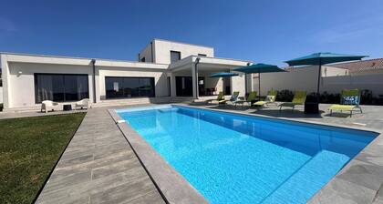 SPACIEUSE VILLA 220M2 ENTIEREMENT CLIMATISEE PISCINE PRIVATIVE / JARDIN CLOTURE