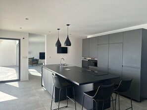 Geladeira, micro-ondas, fogão, cooktop