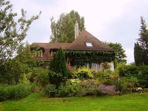 La maison d'hôtes, en bordure de rivière
