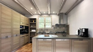 Cafetera y tetera, refrigerador, horno y parrilla de estufa 